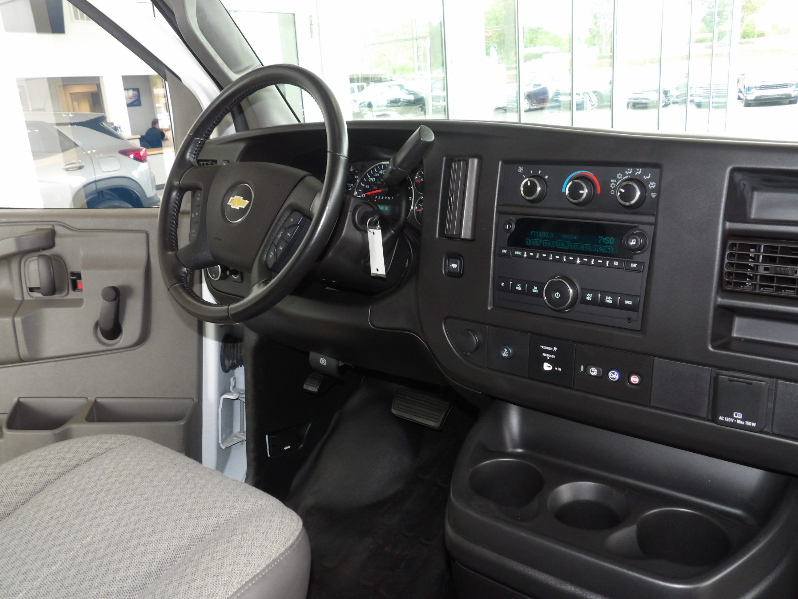 Used 2022 Chevrolet Express 3500 UNAVAIL RWD image 4
