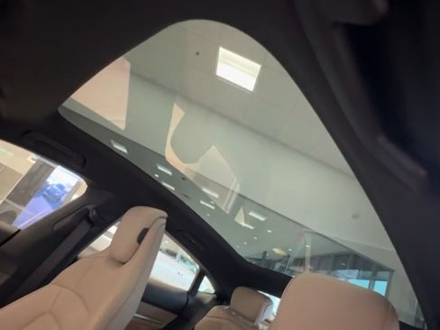 Used 2022 Porsche Taycan image 25