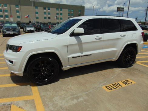 Used 2019 Jeep Grand Cherokee Altitude image 4