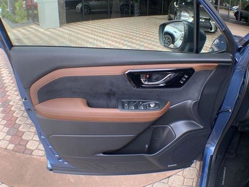 Used 2025 Subaru Forester Touring image 13