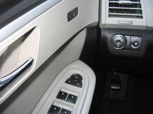 Used 2011 Chevrolet Traverse LTZ image 17