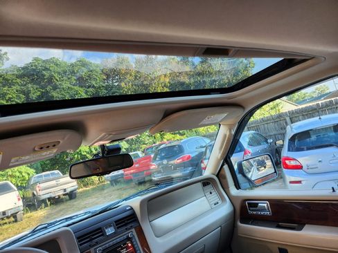 Used 2011 Lincoln Navigator image 9