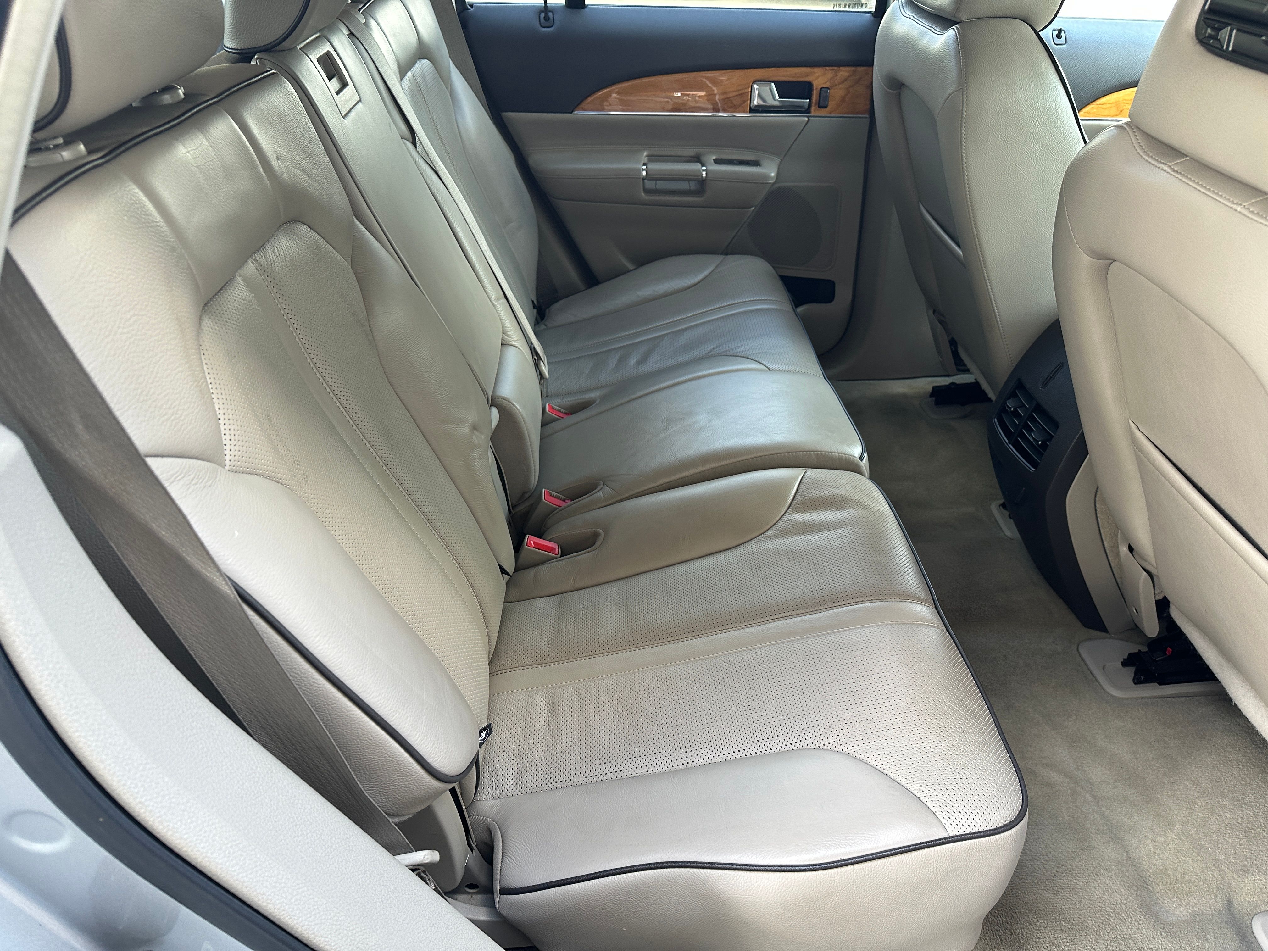 Used 2011 Lincoln MKX AWD image 16