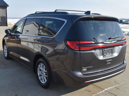 Used 2022 Chrysler Pacifica Touring-L image 5