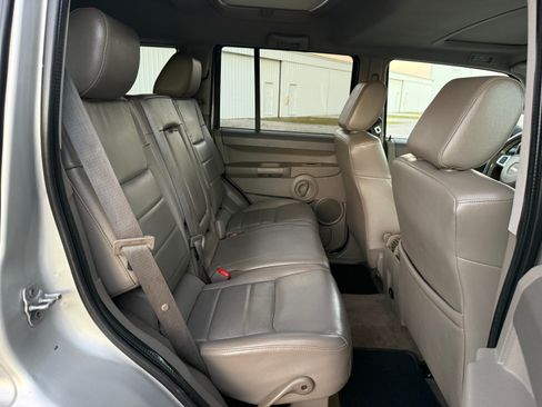 Used 2008 Jeep Commander Sport image 12