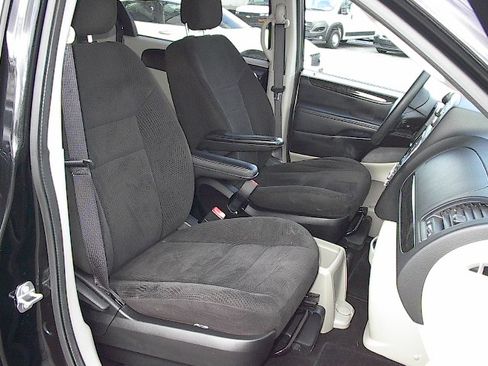 Used 2016 Dodge Grand Caravan SE image 10