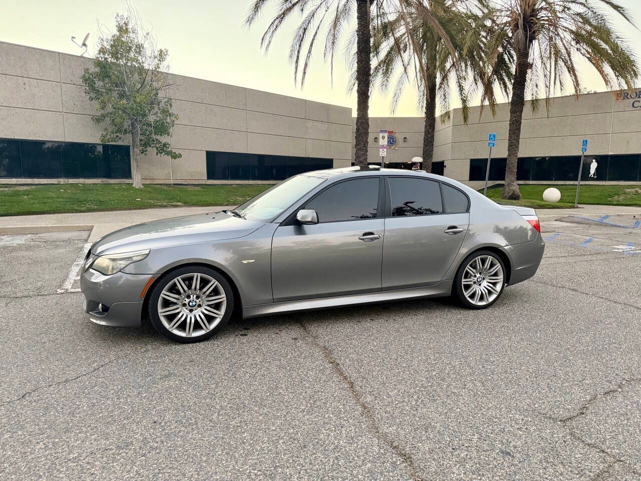Used 2010 BMW 550i w/ M-Sport Package RWD image 3