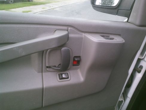 Used 2017 Chevrolet Express 3500 LT image 8