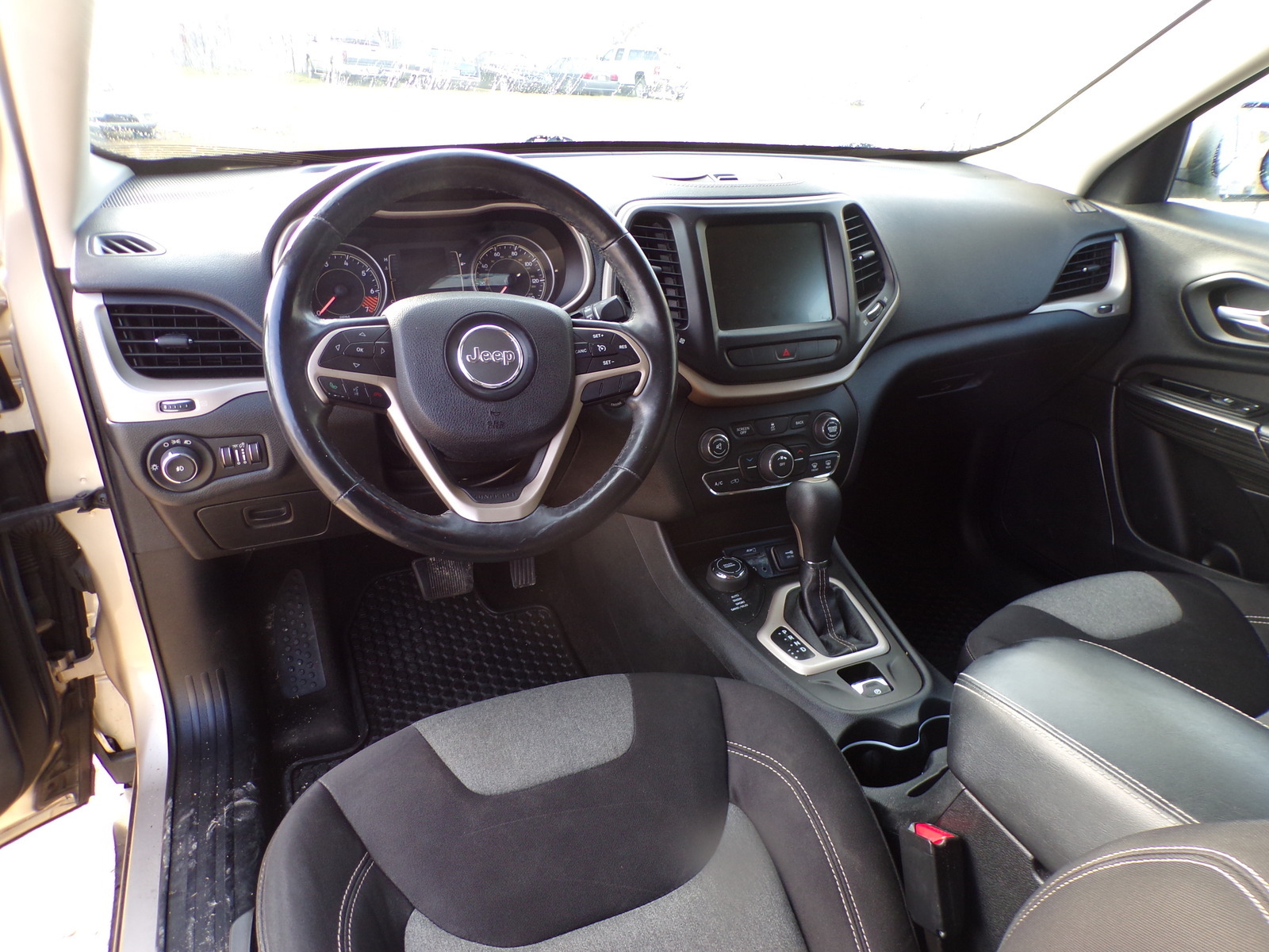 Used 2014 Jeep Cherokee Latitude AWD/4WD image 9