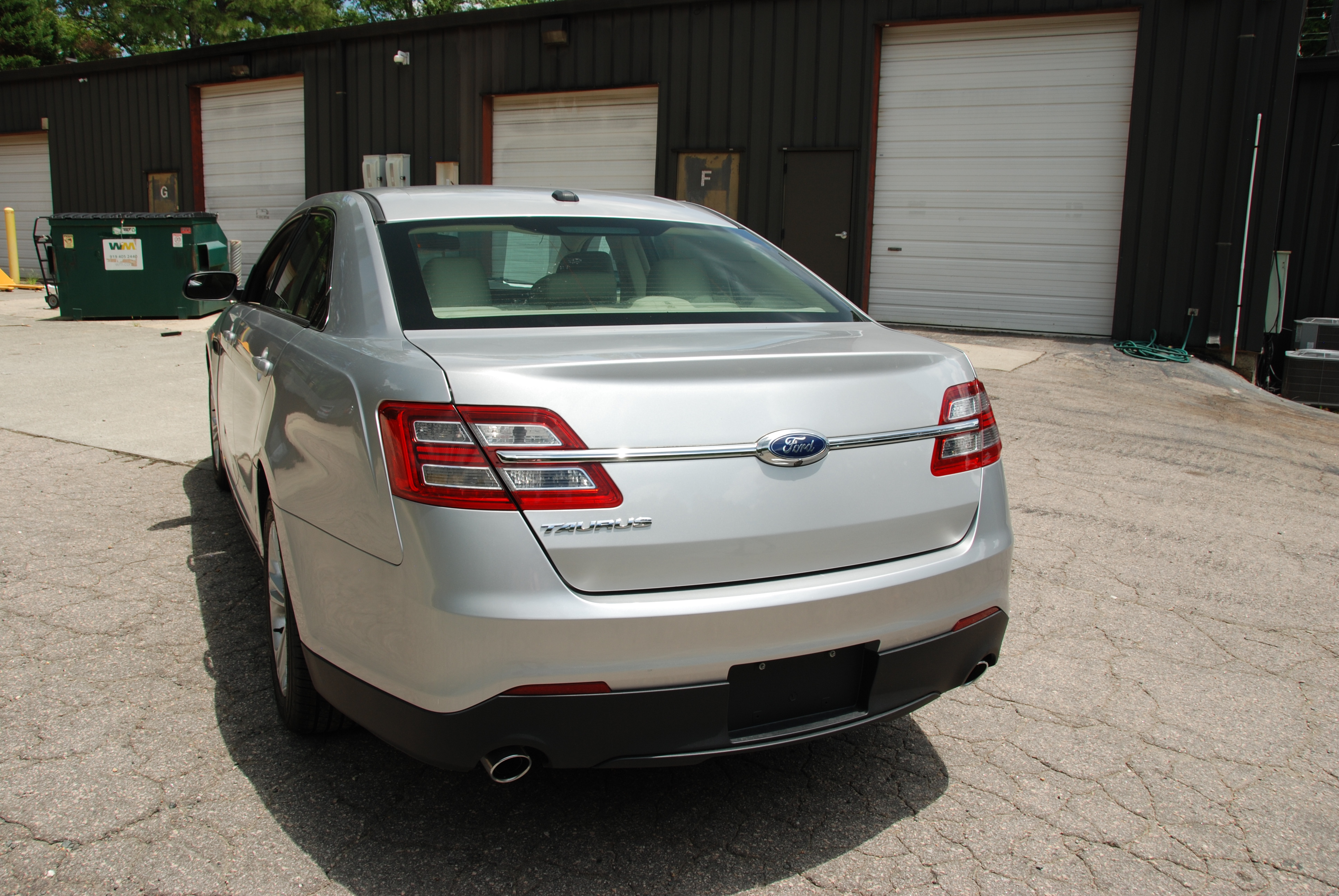 Used 2018 Ford Taurus SE FWD image 18