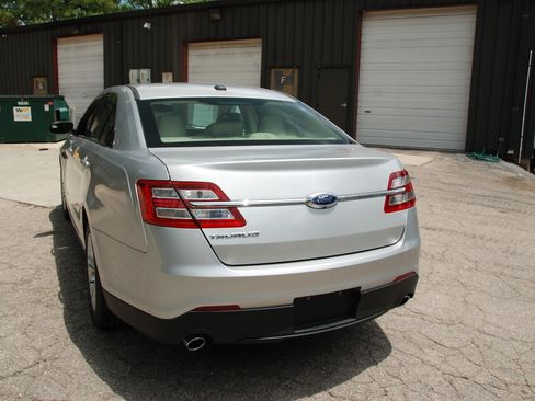 Used 2018 Ford Taurus SE FWD image 18