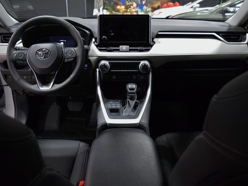 Used 2025 Toyota RAV4 XLE Premium image 24