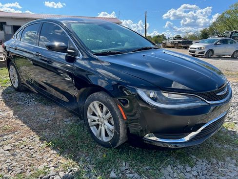 Used 2017 Chrysler 200 Limited image 2