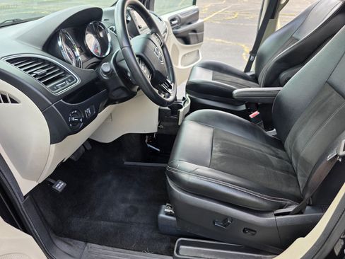 Used 2019 Dodge Grand Caravan SXT image 14