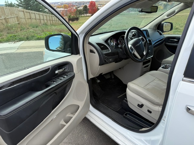 Used 2015 Chrysler Town & Country Touring-L FWD image 3