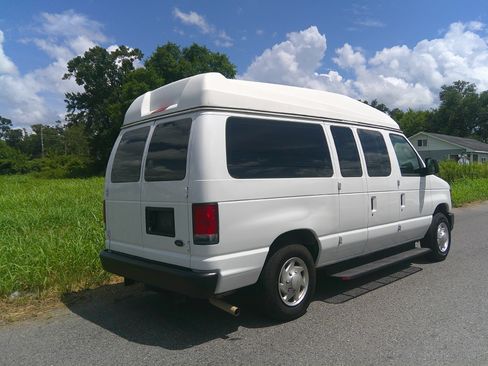 Used 2014 Ford E-150 and Econoline 150 Club Wagon image 4