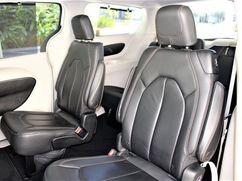 Used 2017 Chrysler Pacifica Touring-L image 15