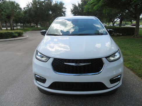 Used 2024 Chrysler Pacifica Touring-L image 16