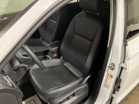 Used 2020 Volkswagen Tiguan SE image 8