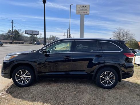 Used 2017 Toyota Highlander SE image 3