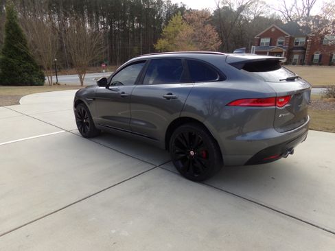 Used 2019 Jaguar F-PACE S image 3