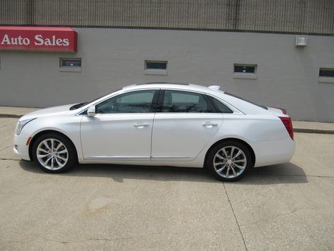 Used 2017 Cadillac XTS Luxury AWD image 1