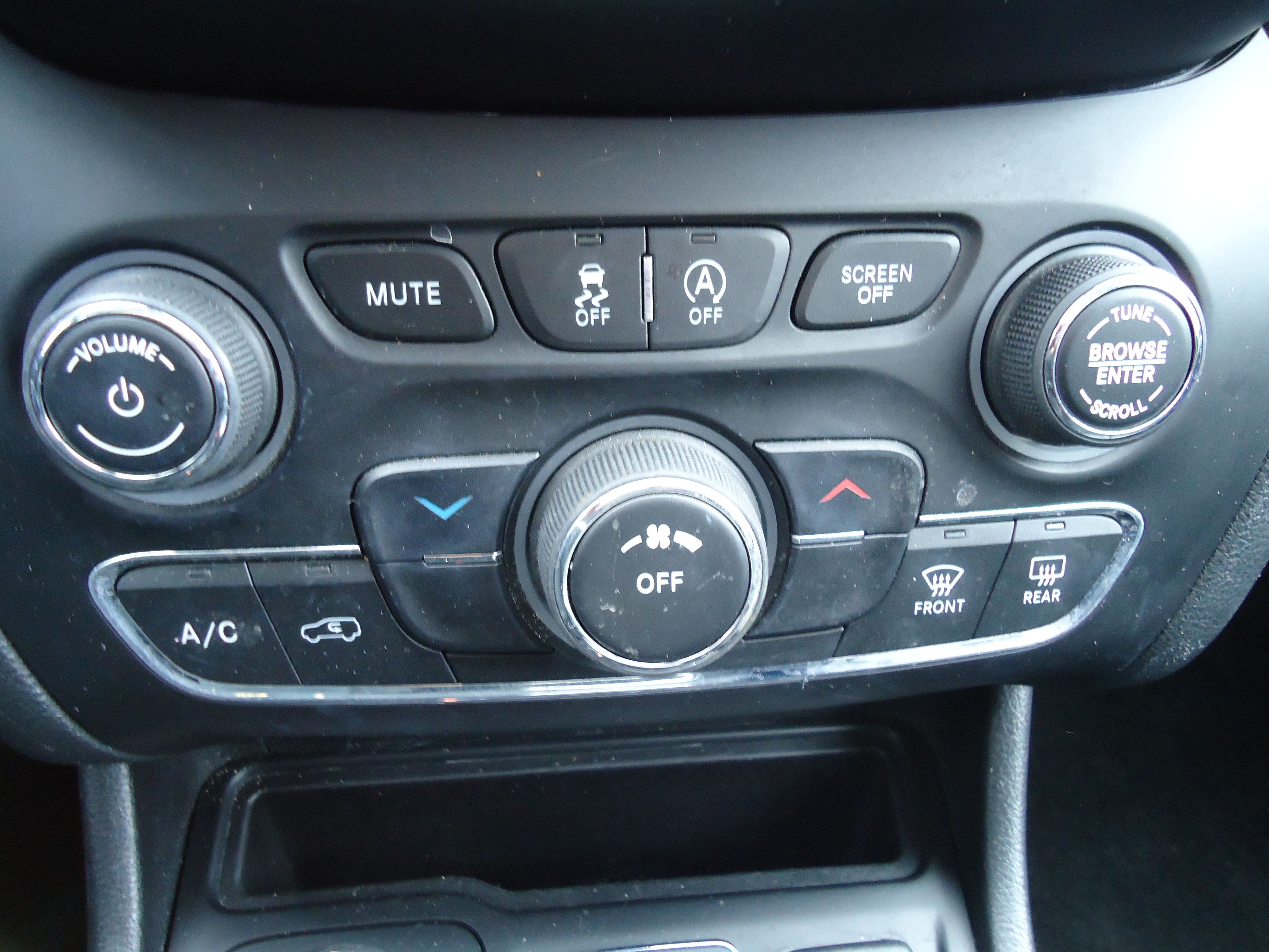 Used 2019 Jeep Cherokee Latitude Plus AWD/4WD image 15