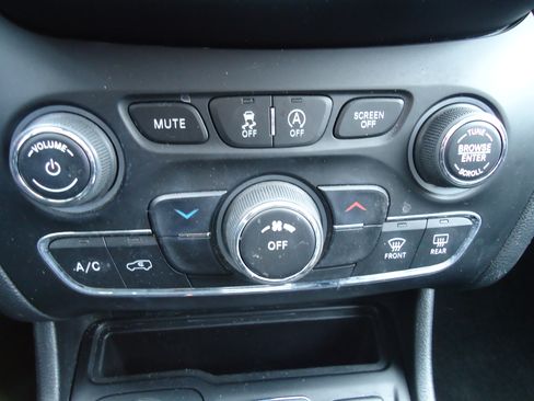 Used 2019 Jeep Cherokee Latitude Plus image 15