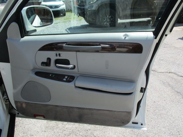 Used 2000 Lincoln Town Car Signature RWD image 20