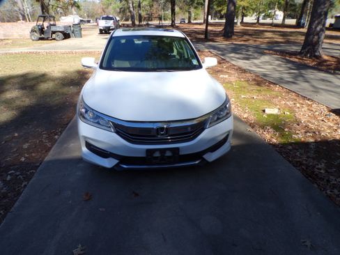 Used 2017 Honda Accord EX image 1