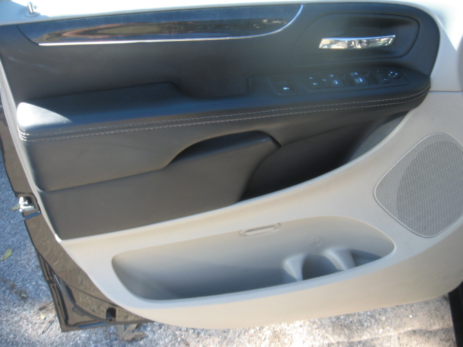 Used 2015 Chrysler Town & Country Touring-L FWD image 8