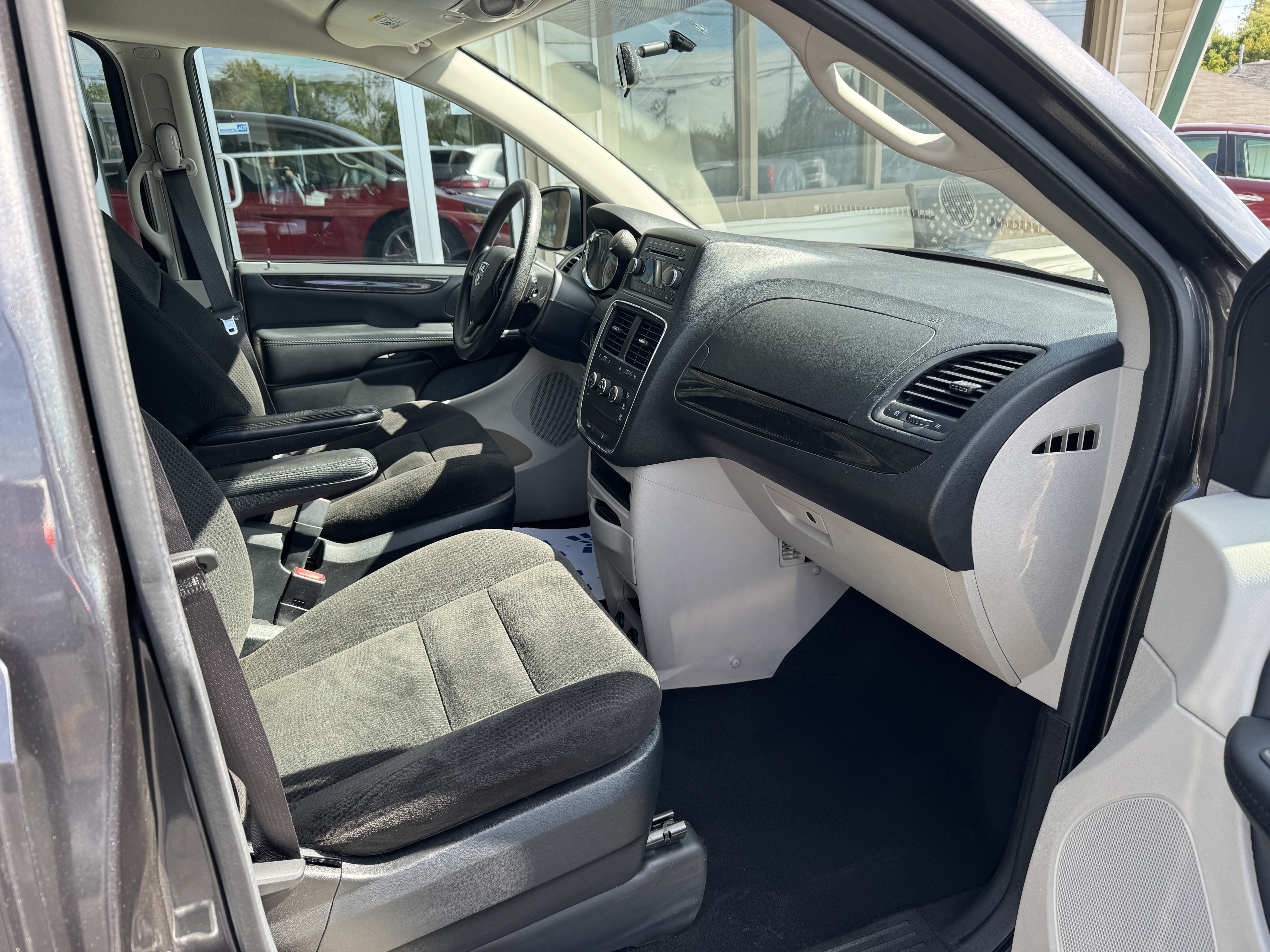Used 2016 Dodge Grand Caravan American Value Package FWD image 13