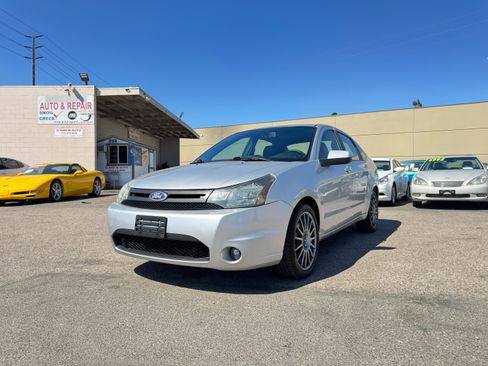 Used 2011 Ford Focus SES Sedan FWD image 2
