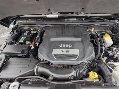 Used 2015 Jeep Wrangler Unlimited Sahara w/ Altitude image 16