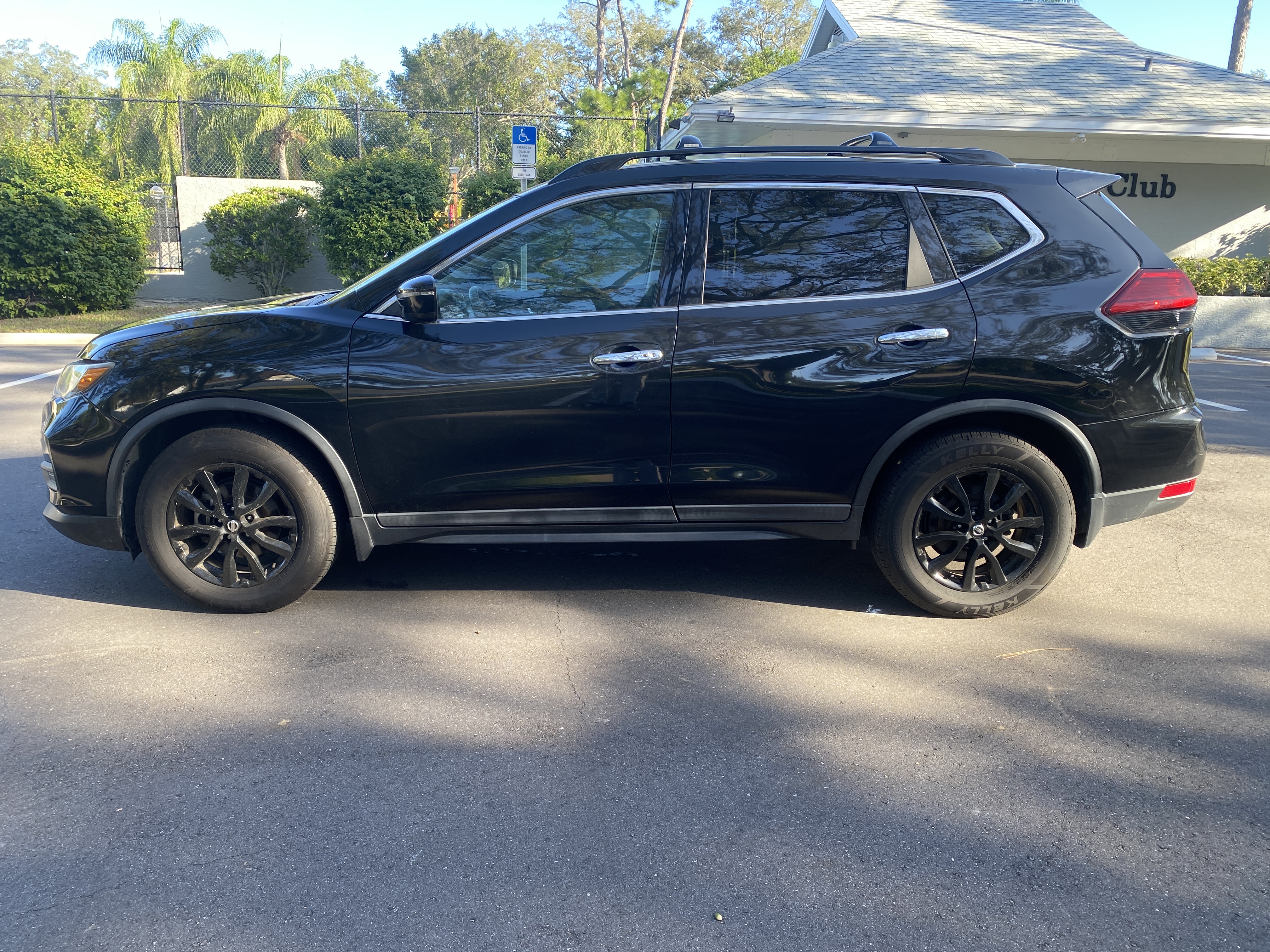 Used 2017 Nissan Rogue FWD image 4