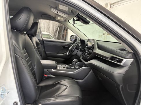 Used 2022 Toyota Highlander FWD LE V6 image 17