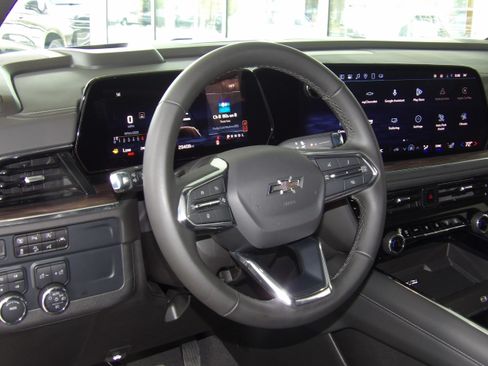 Used 2025 Chevrolet Suburban RST image 18