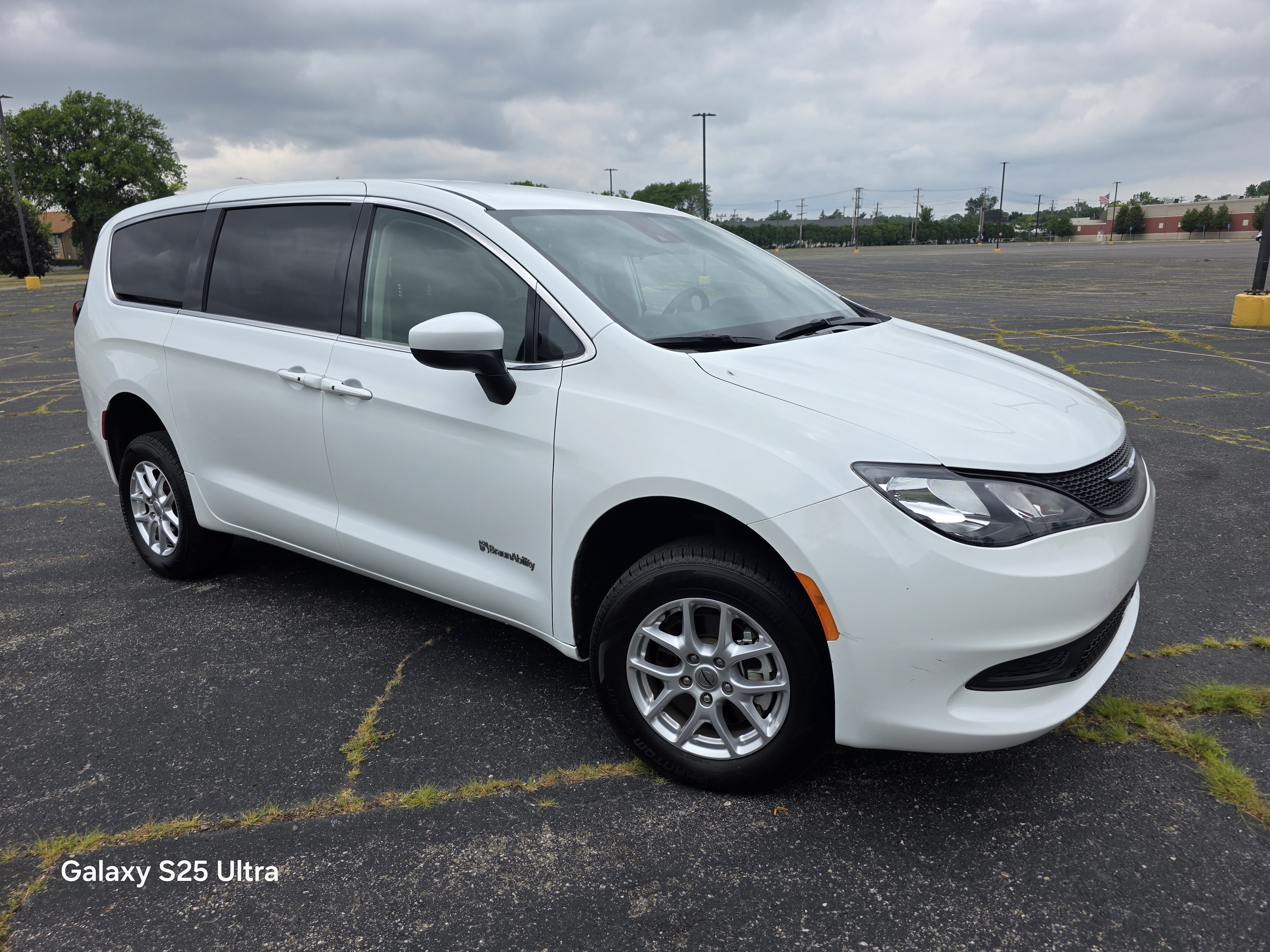 Used 2022 Chrysler Voyager LX FWD image 4