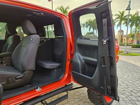 Used 2017 Toyota Tacoma TRD Sport image 18