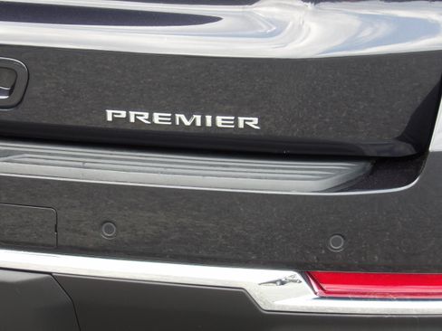 Used 2025 Chevrolet Suburban 2WD Premier image 12