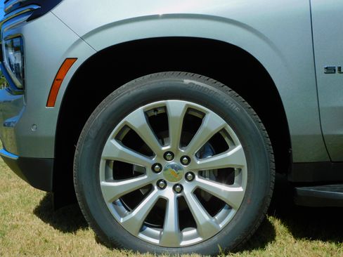 New 2026 Chevrolet Suburban Premier image 7