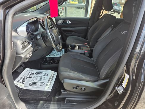 Used 2019 Chrysler Pacifica Touring Plus image 5