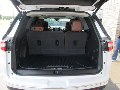 Used 2018 Chevrolet Traverse AWD High Country image 11