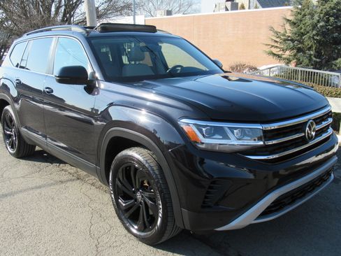 Used 2022 Volkswagen Atlas SE w/ Technology Package image 2