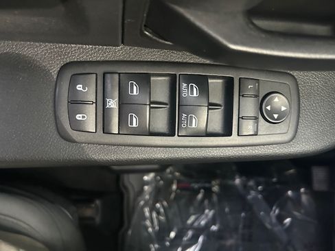 Used 2014 RAM 1500 4x4 Crew Cab ST image 20