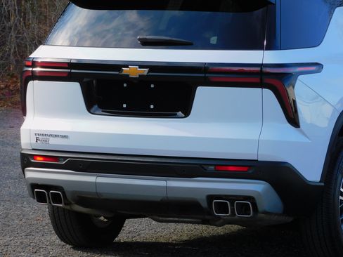 Used 2025 Chevrolet Traverse LT image 11