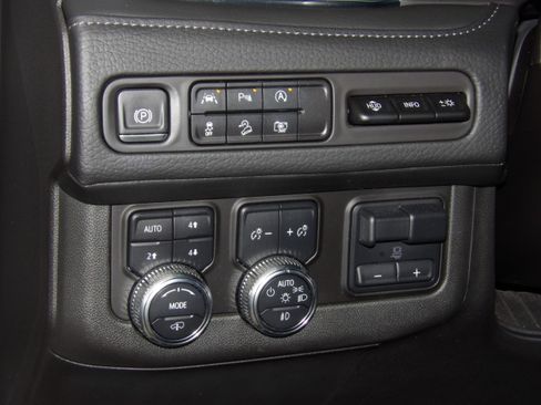Used 2023 GMC Yukon 4WD Denali image 28