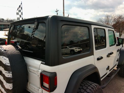 Used 2018 Jeep Wrangler Unlimited Sport image 16