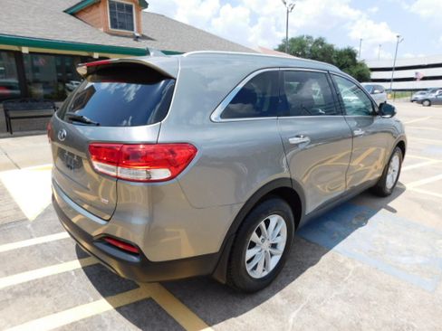 Used 2018 Kia Sorento FWD image 7