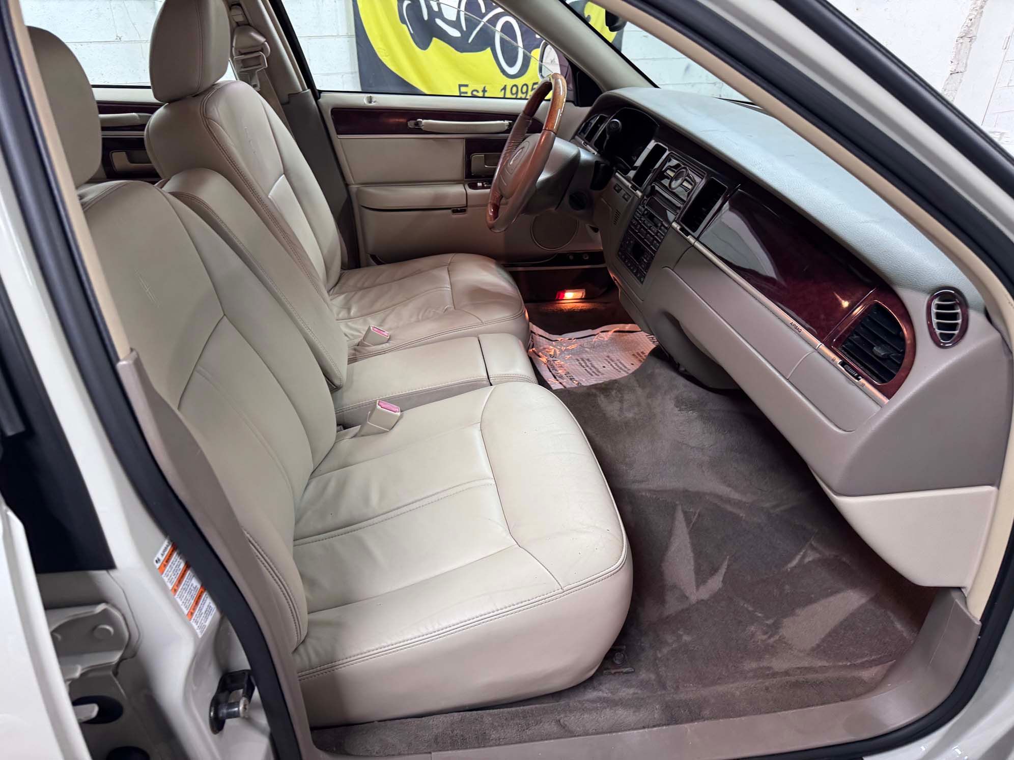 Used 2004 Lincoln Town Car Ultimate RWD image 16